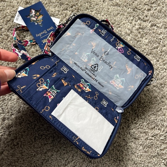 Vera Bradley x Harry potter RFID all in ine crossbody rare special hogwarts - Picture 3 of 6
